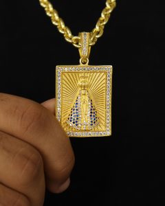 PINGENTE: NOSSA SENHORA CRAVEJADA QUADRADA PEQUENA