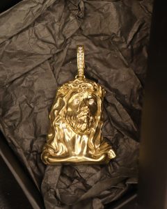 PINGENTE: FACE DE CRISTO COM PÊRA CRAVEJADA