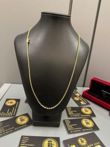 CADEADO 3MM BANHADA A OURO 18K INVERNIZADA ACOMPANHA PINGENTE CRUZ FIO