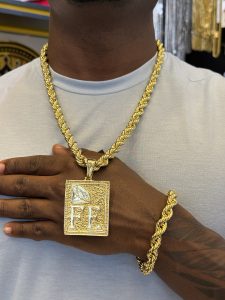 Cordão + pulseira elo baiano 10mm + pingente fé banhado a ouro 18k
