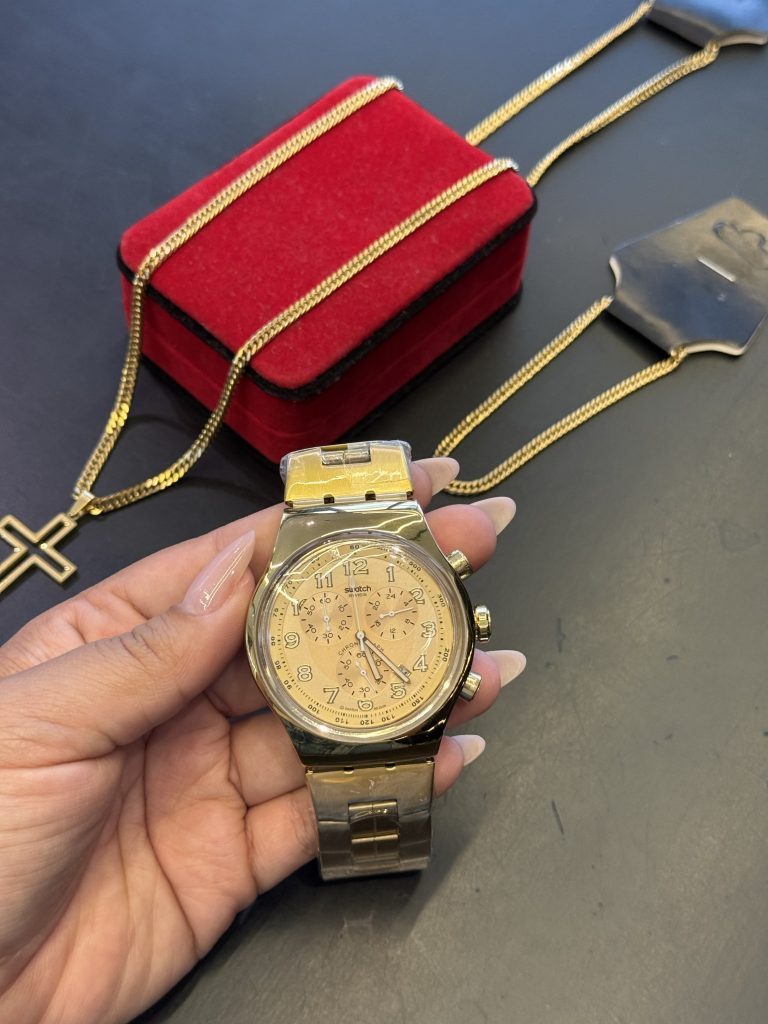 Swatch 100% funcional interna dourada