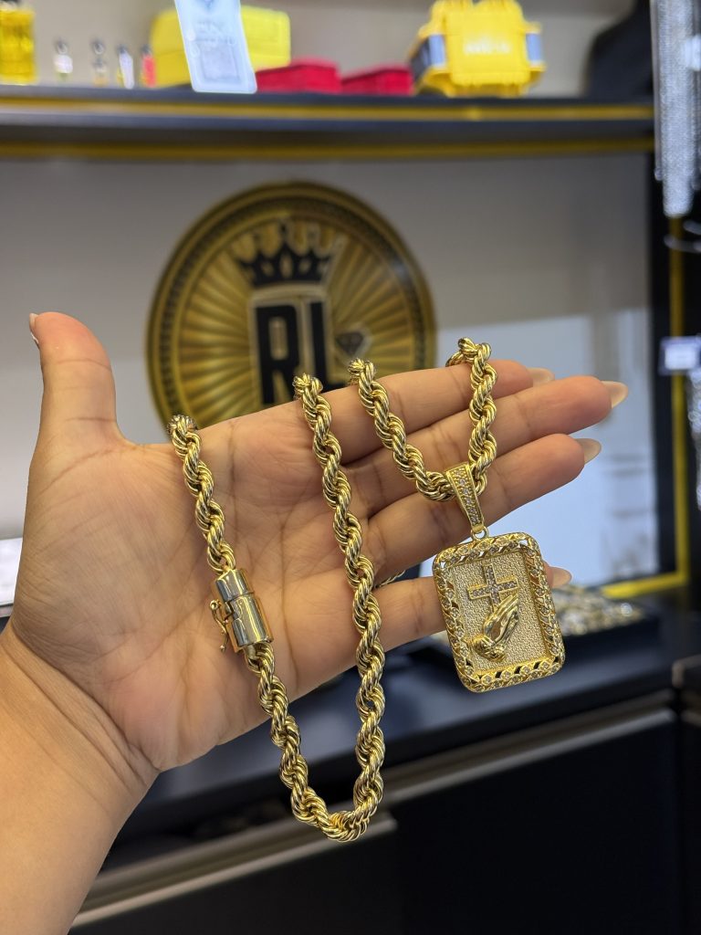 Cordão elo baiano 8mm com pingente mãos orando