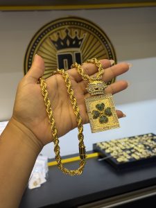 Cordão elo baiano 10mm com pingente trevo com coroa