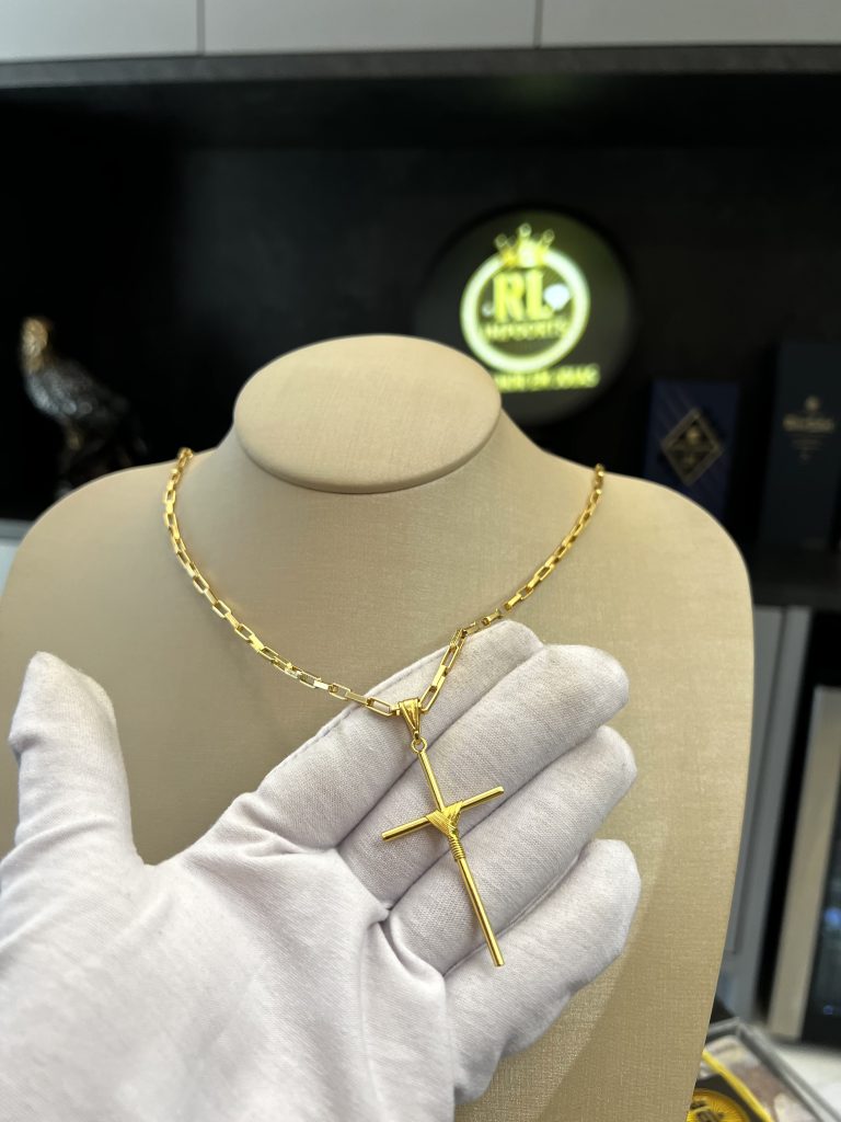 Cordão Curta Tijolinho 4mm com Pingente Cruz Banhado a Ouro 18k
