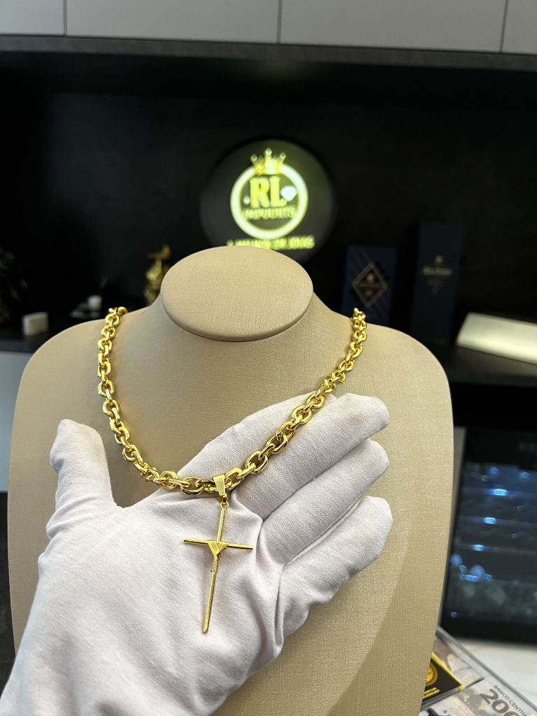 Cordão Cadeado 8mm com Pingente Cruz Banhado a Ouro 18k