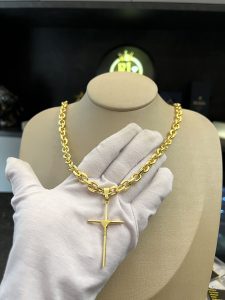 Cordão Cadeado 8mm com Pingente Cruz Banhado a Ouro 18k