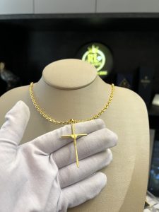 Cordão Cadeado 4mm com Pingente Cruz Banhado a Ouro 18k Elegante e Sofisticados para Ocasiões Especiais.