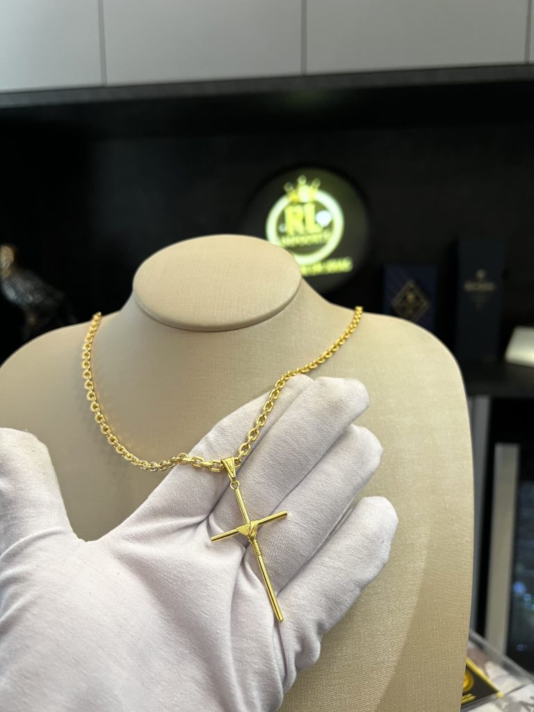 Cordão Cadeado 4mm com Pingente Cruz Banhado a Ouro 18k Elegante e Sofisticados para Ocasiões Especiais.