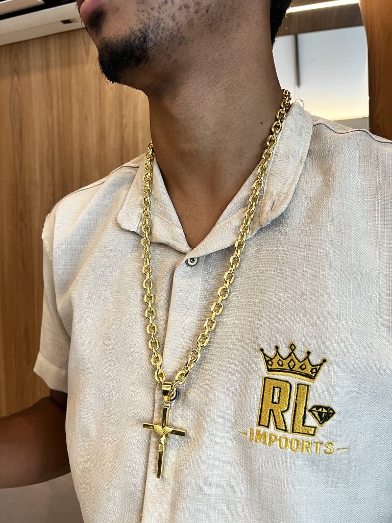 Cordão Cadeado 8mm com Pingente Cruz Banhado a Ouro 18k