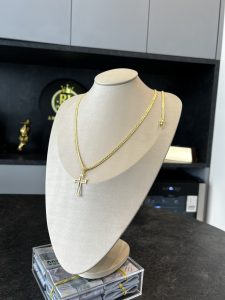 Conjunto Grummet 5mm com Pingente Crucifixo Vasado