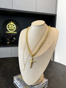 Cordão Cadeado 8mm com Pingente Crucifixo Palito Acompanha uma mais Fina de Brinde