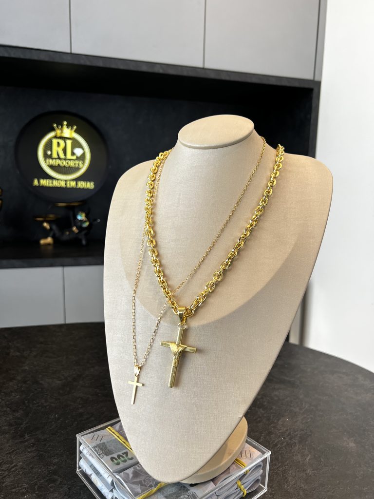 Cordão Cadeado 8mm com Pingente Crucifixo Palito Acompanha uma mais Fina de Brinde