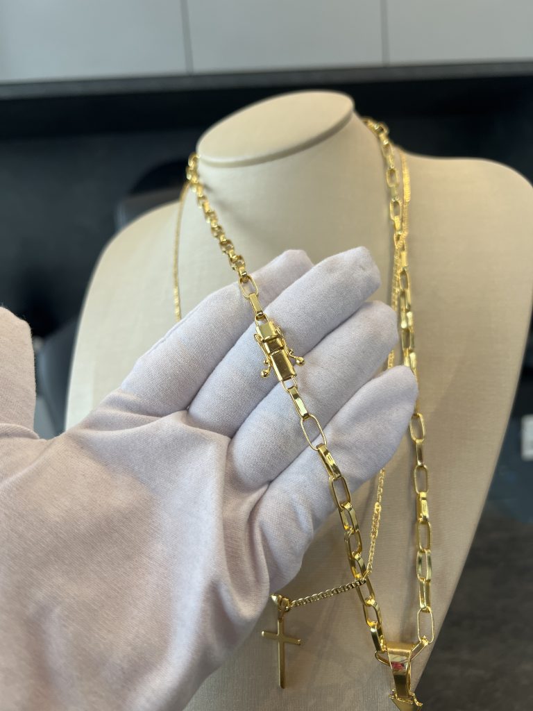 Conjunto Tijolinho Alongado Trava Dupla 5mm com Pingente Cruz Malta Acompanha uma mais fina de Brinde
