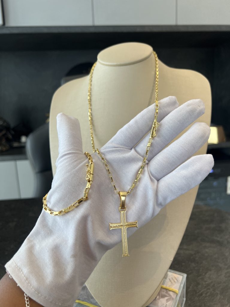 Conjunto Tijolinho 4mm Com Pingente Crucifixo Bordado Quadrado