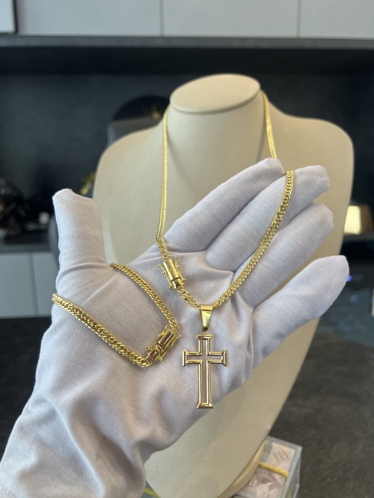 Conjunto Grummet 5mm com Pingente Crucifixo Vasado