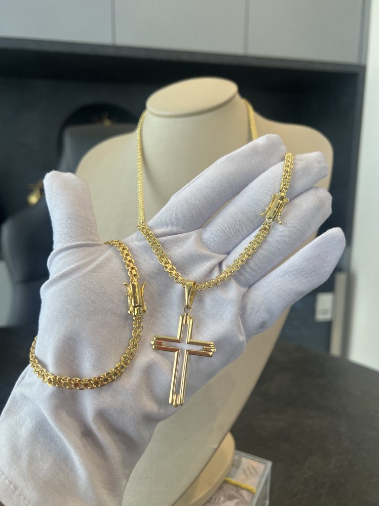 Conjunto Cadeado Duplo 6mm com Pingente Cruz Vasada detalhes na ponta