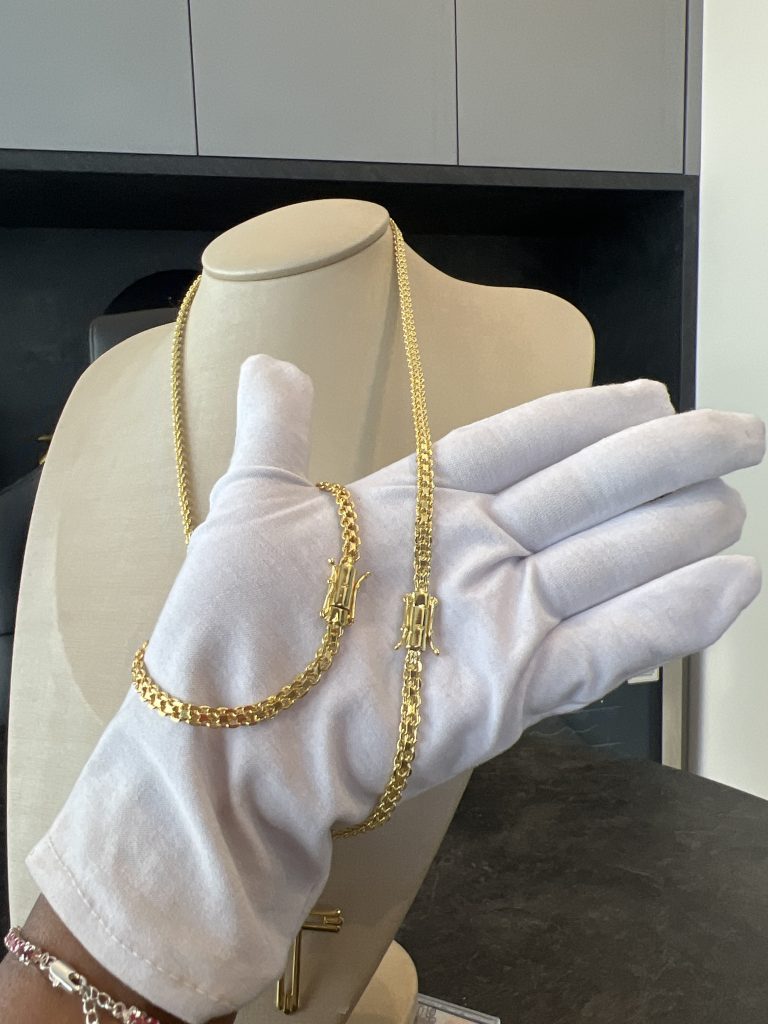 Conjunto Cadeado Duplo 6mm com Pingente Cruz Vasada detalhes na ponta